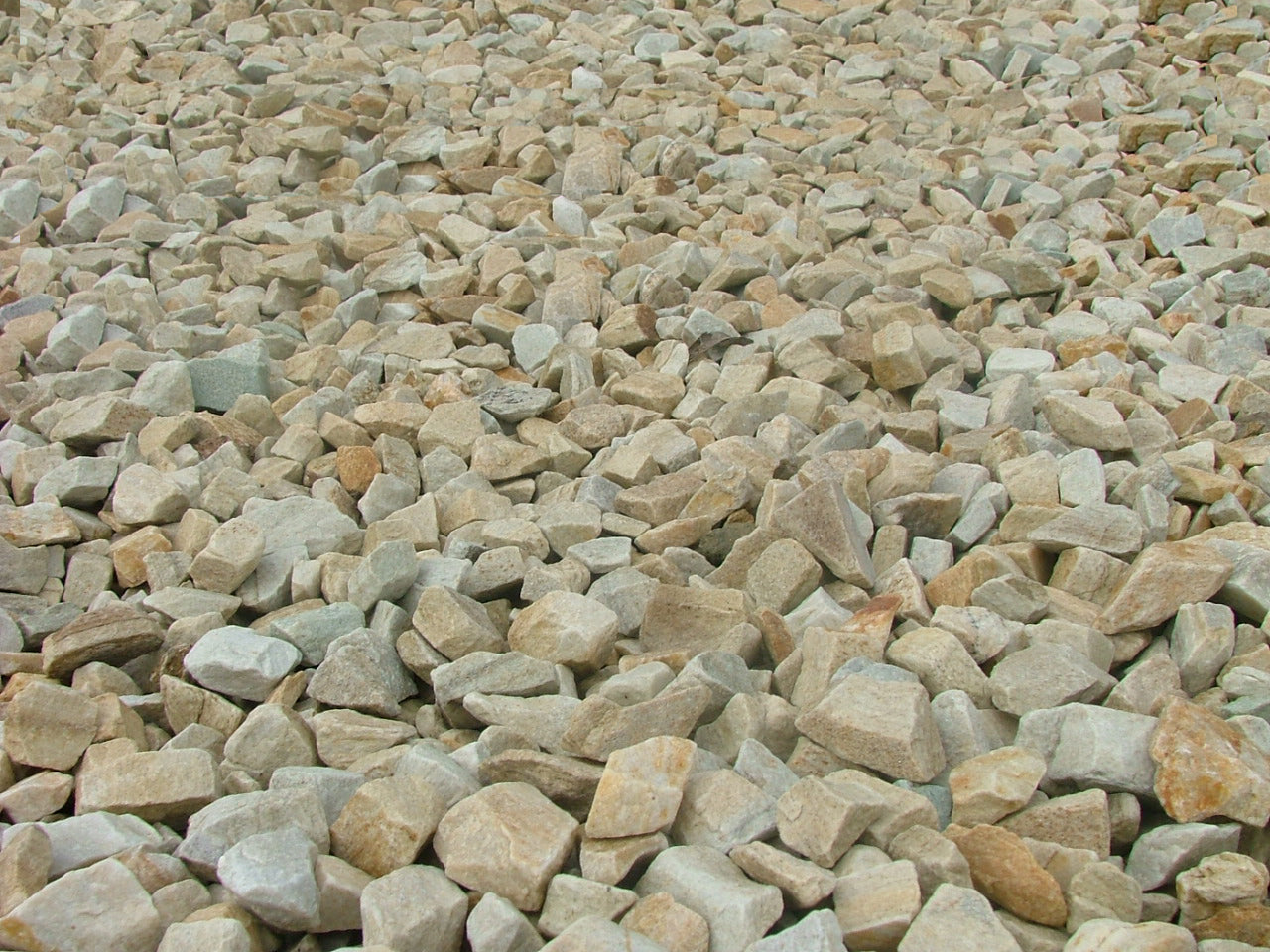 20mm Gold Donegal Quartzite Stone Chippings Tonne