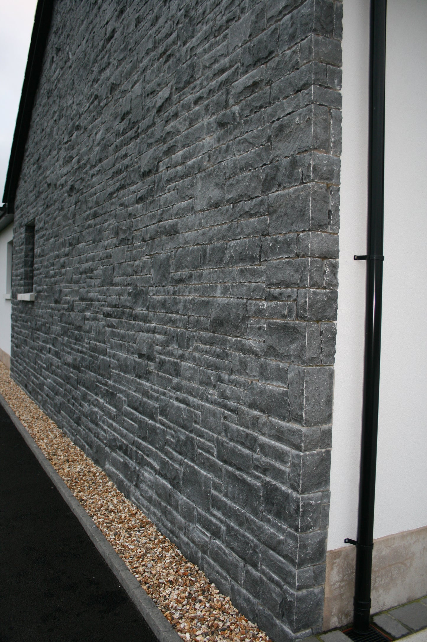 Blue Limestone Stoneer - Corners