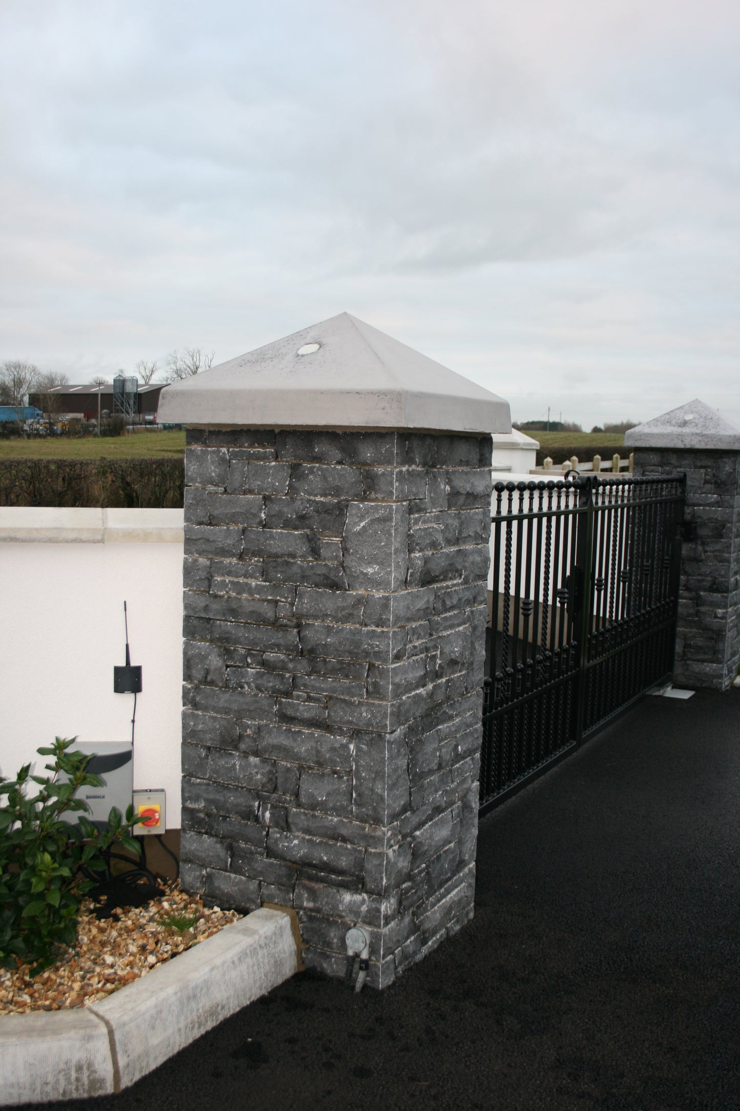 Blue Limestone Stoneer - Corners