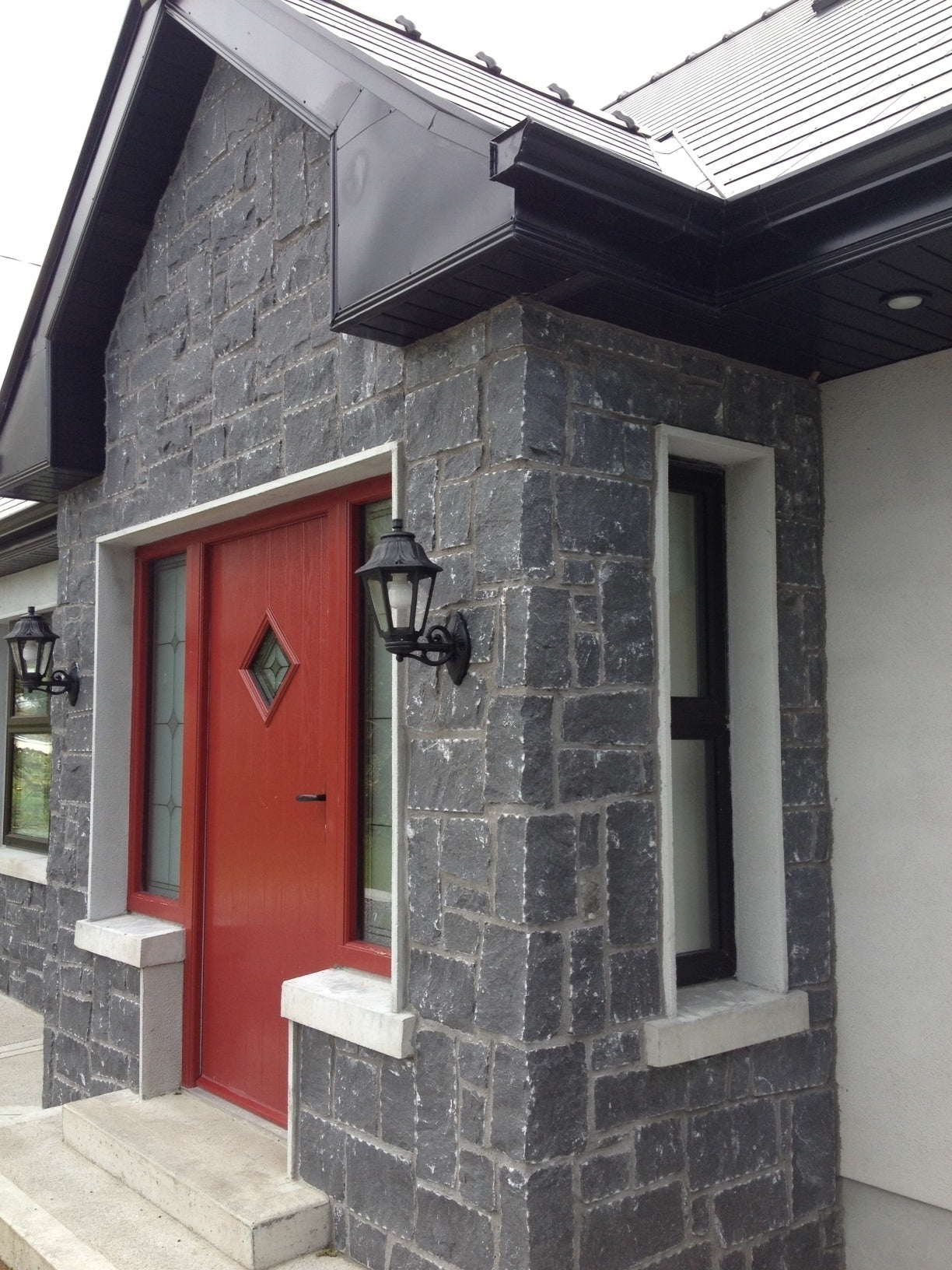 Blue Limestone Stoneer - Corners