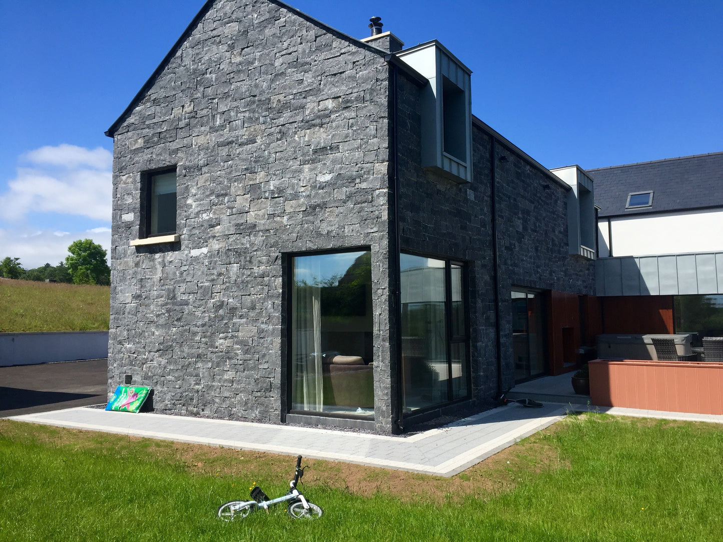 Blue Limestone Stoneer - Corners
