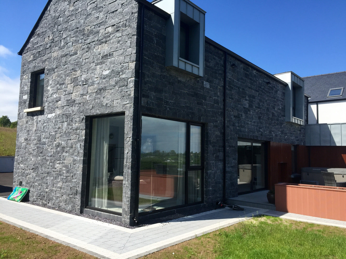 Blue Limestone Stoneer - Corners
