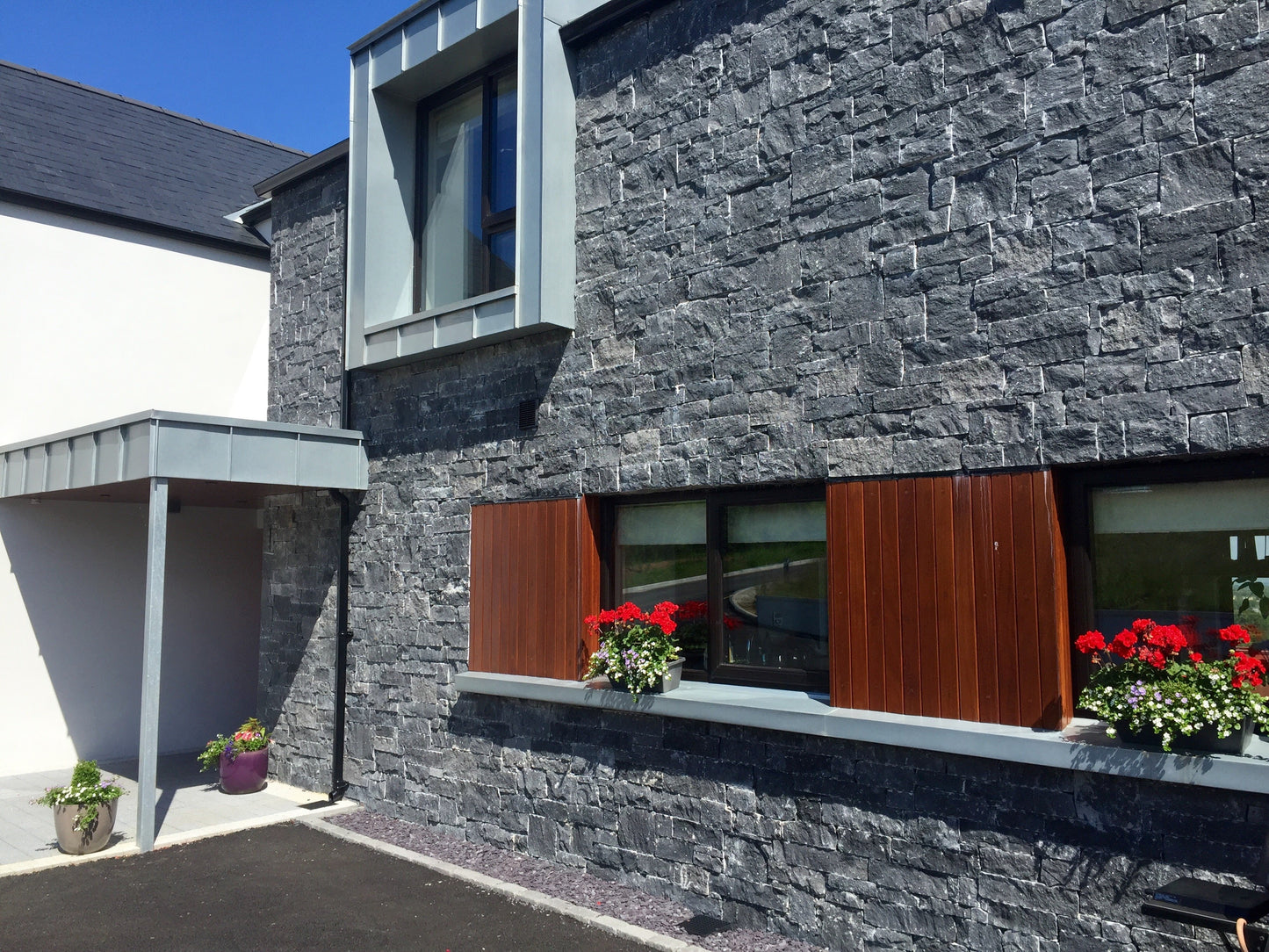 Blue Limestone Stoneer - Corners