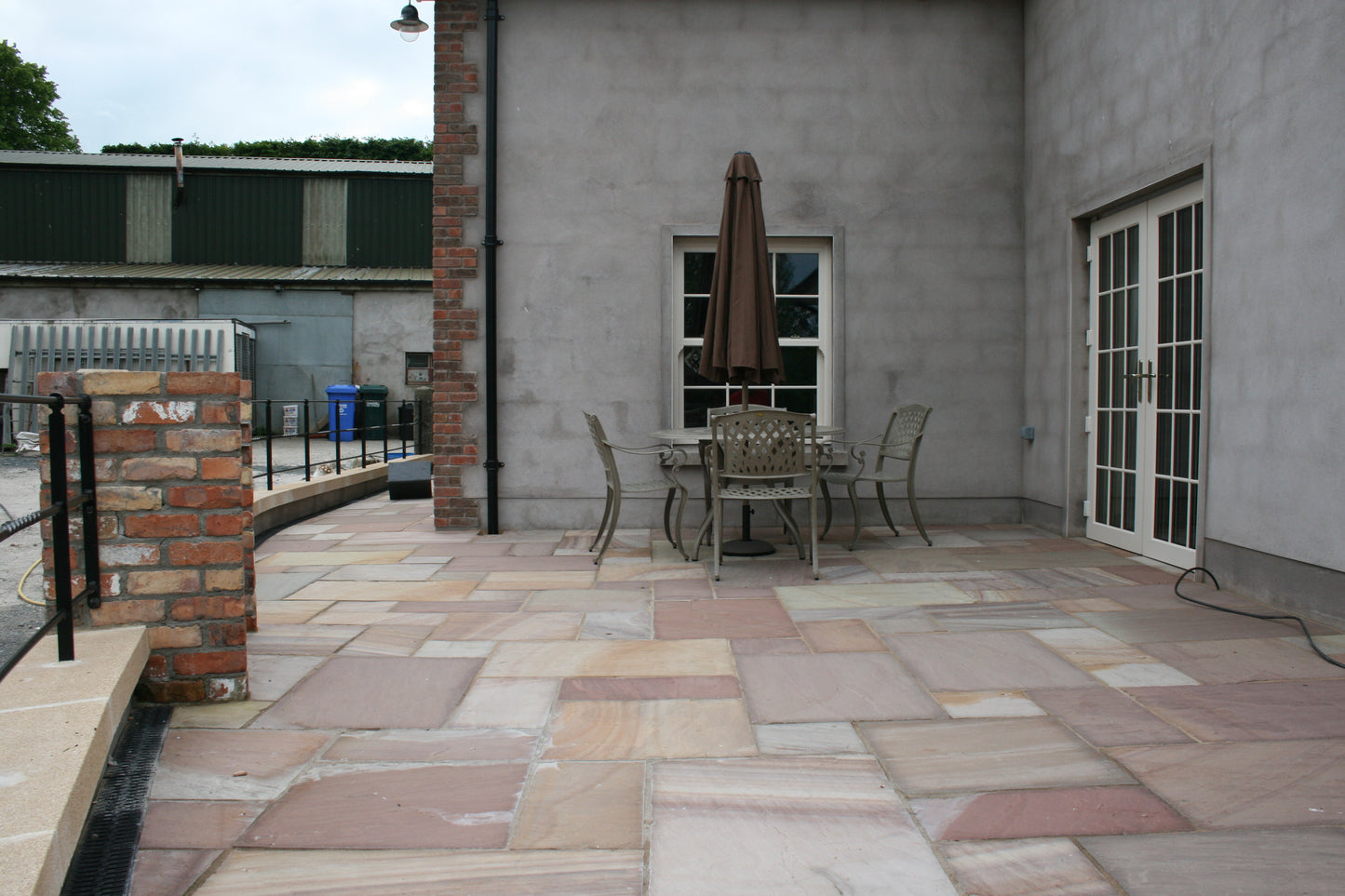 Camel Dust Sandstone Paving (Mixed Sizes)
