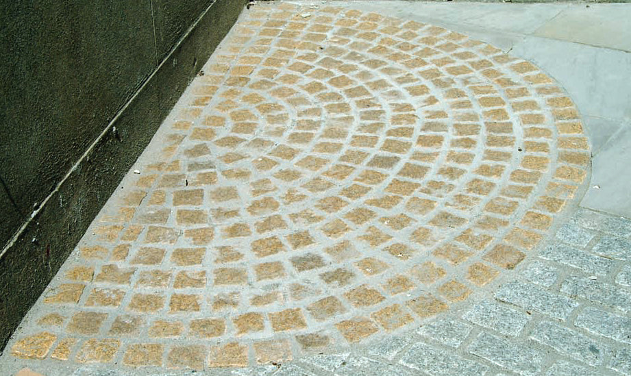 Gold Granite Setts 100 x 100 - Bush Hammered & Sawn