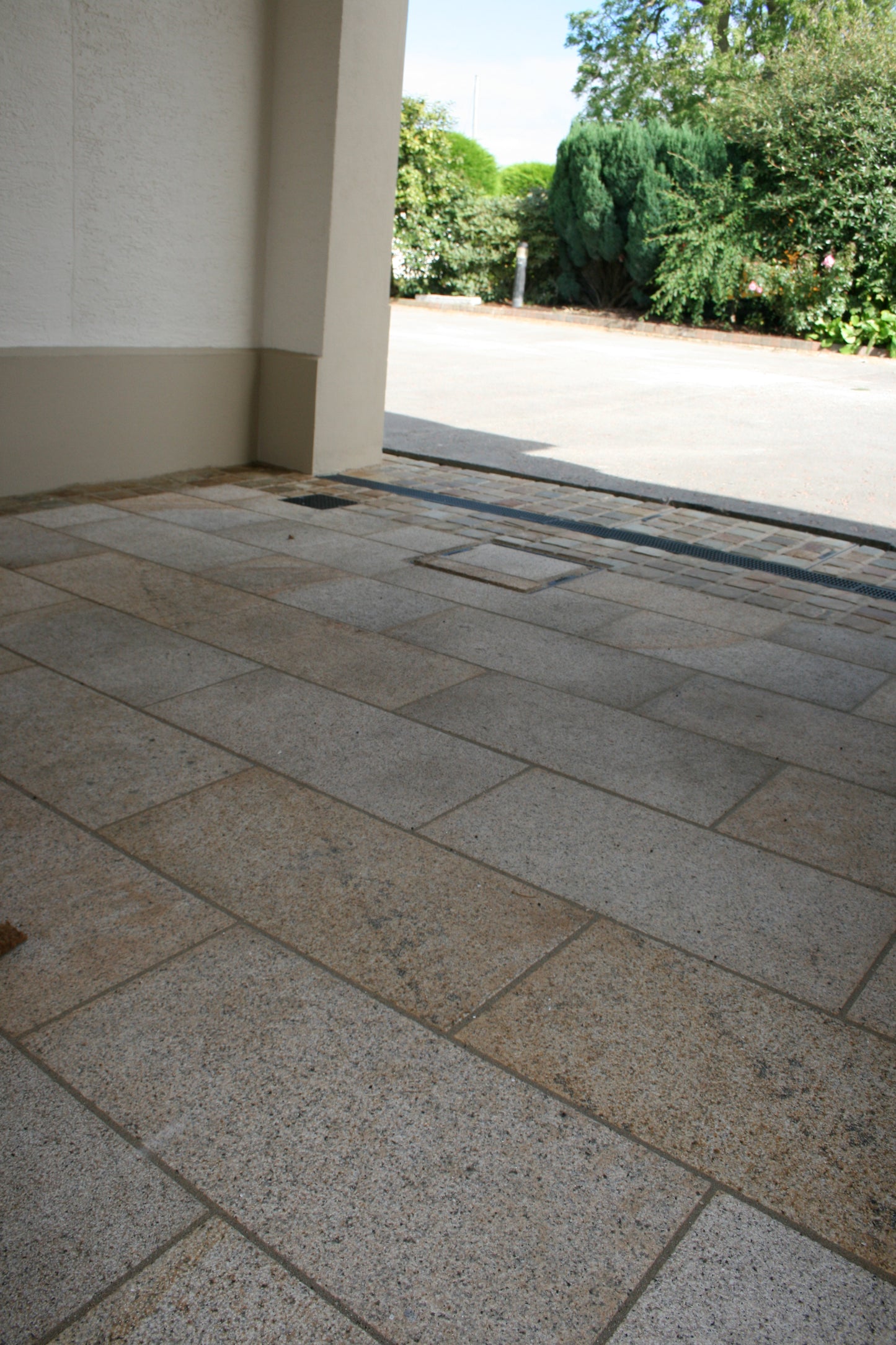 Gold Granite Paving - 600 x 300