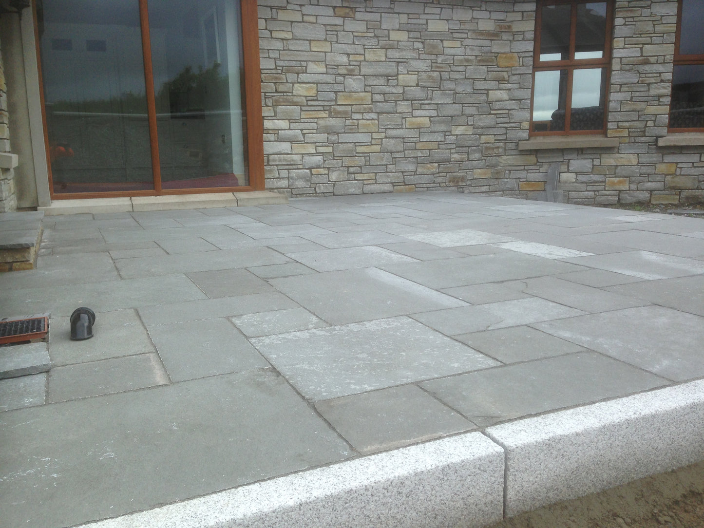 Grey Sandstone Paving (Mixed Sizes)