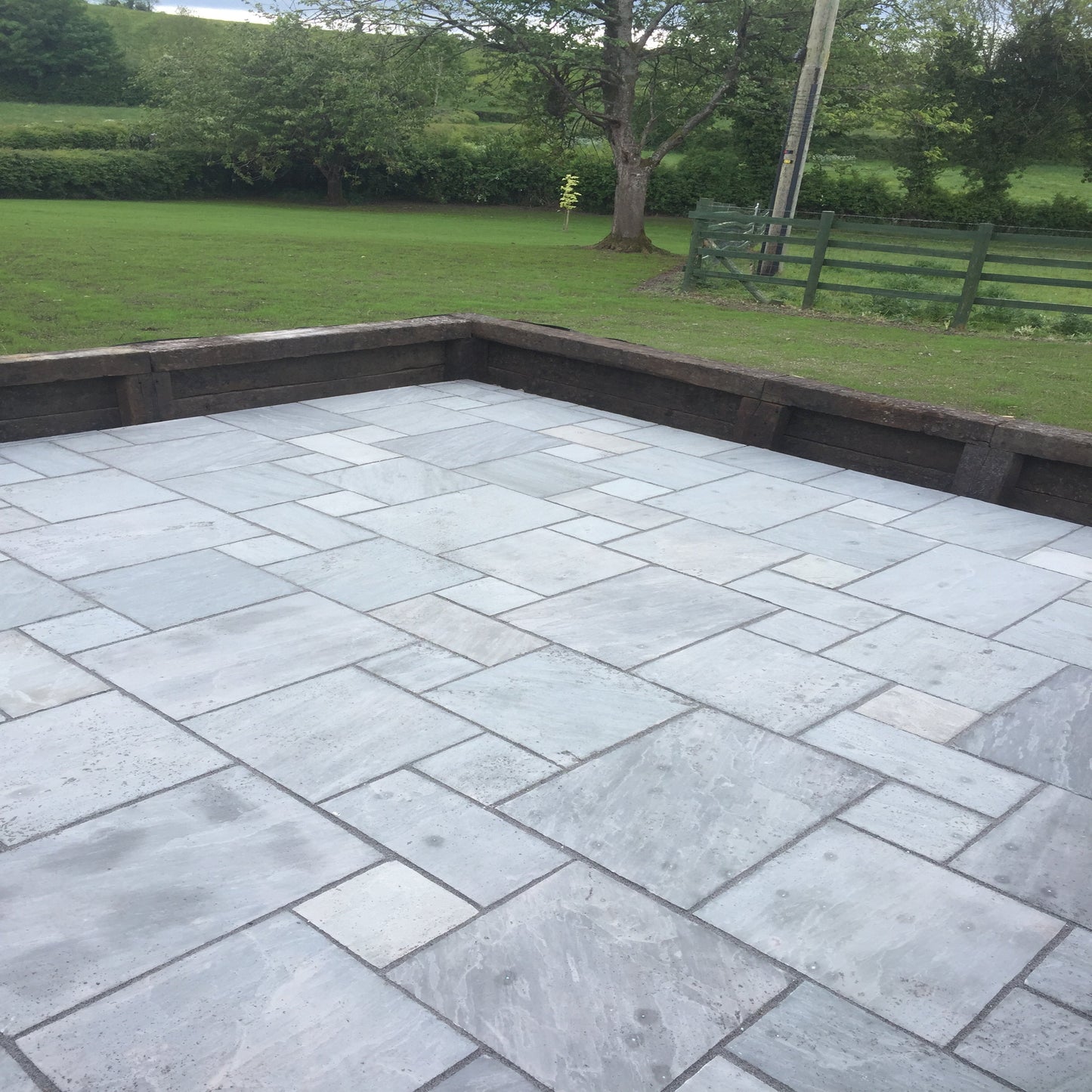 Grey Sandstone Paving (Mixed Sizes)