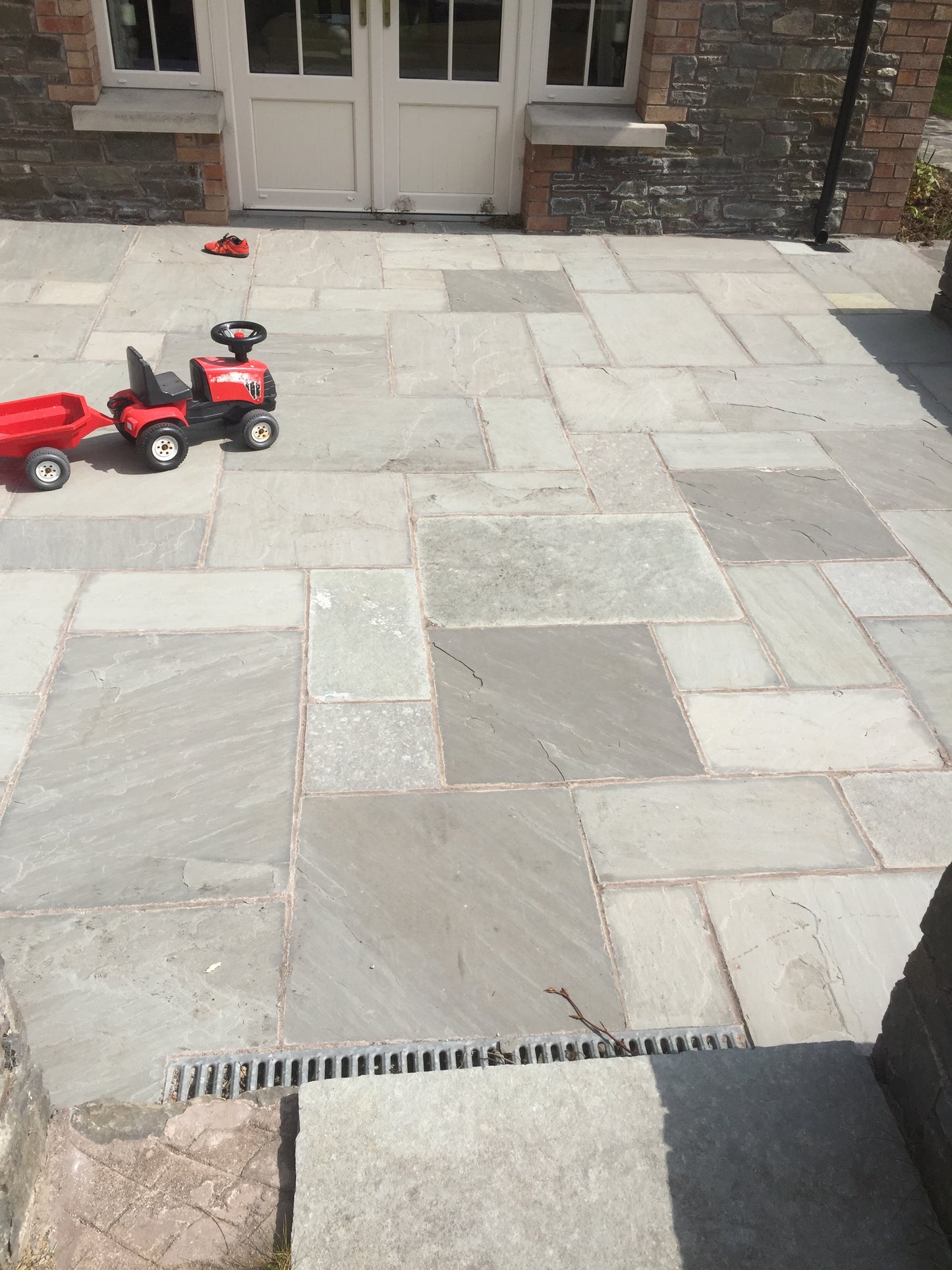 Grey Sandstone Paving (Mixed Sizes)