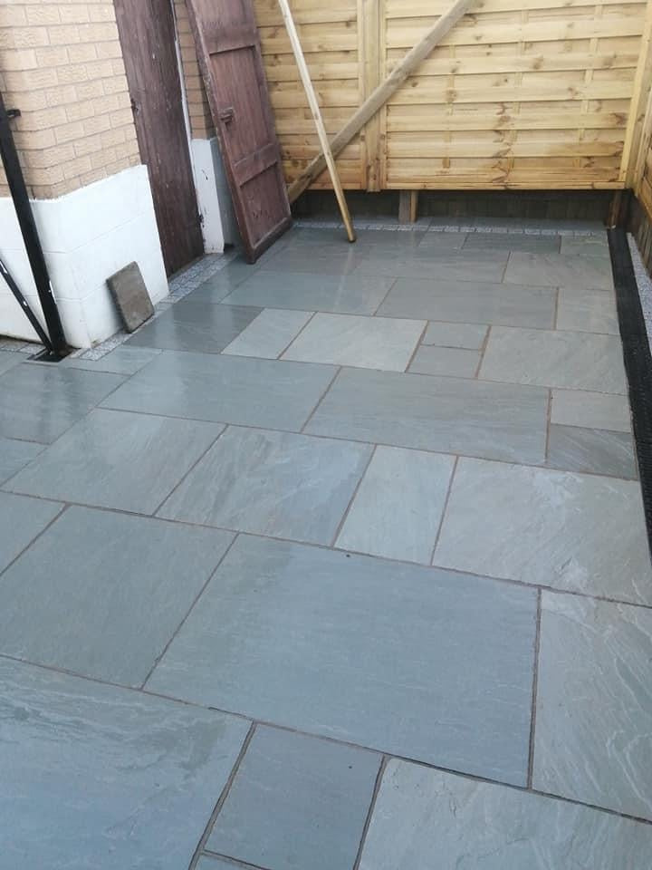 Grey Sandstone Paving (Mixed Sizes)