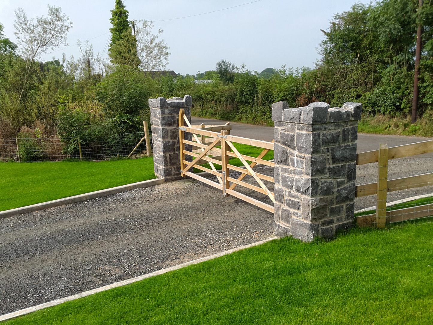 Blue Limestone Stoneer - Corners