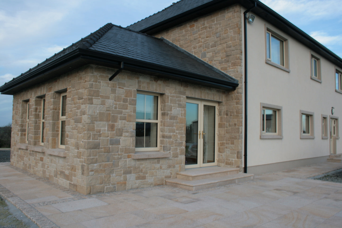 Mountcharles Sandstone Stoneer - Corners