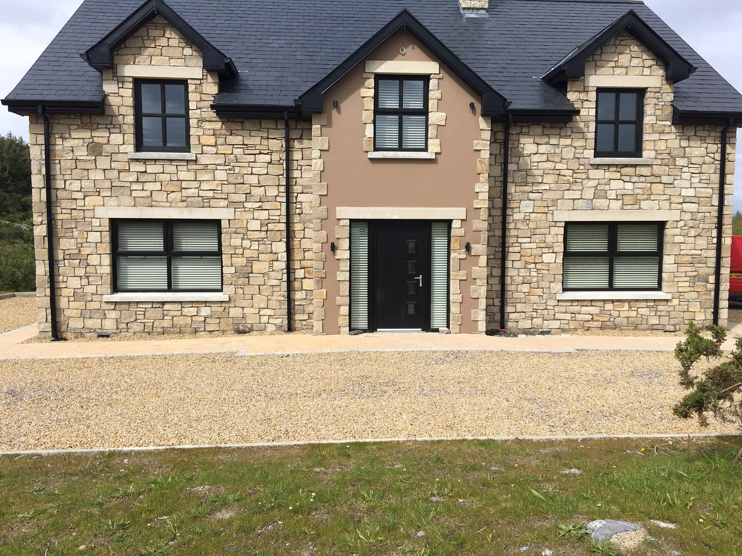 Mountcharles Sandstone Stoneer - Corners