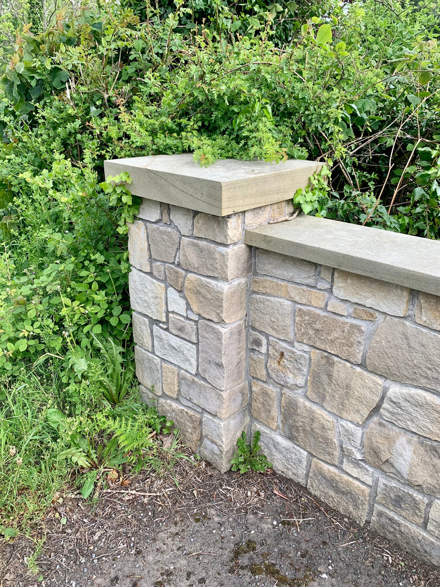 Mountcharles Sandstone Stoneer - Corners