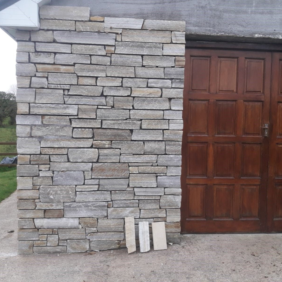 After image of natural iron deposit in quartzite stone removed using PROTECTiT Rust Remover.