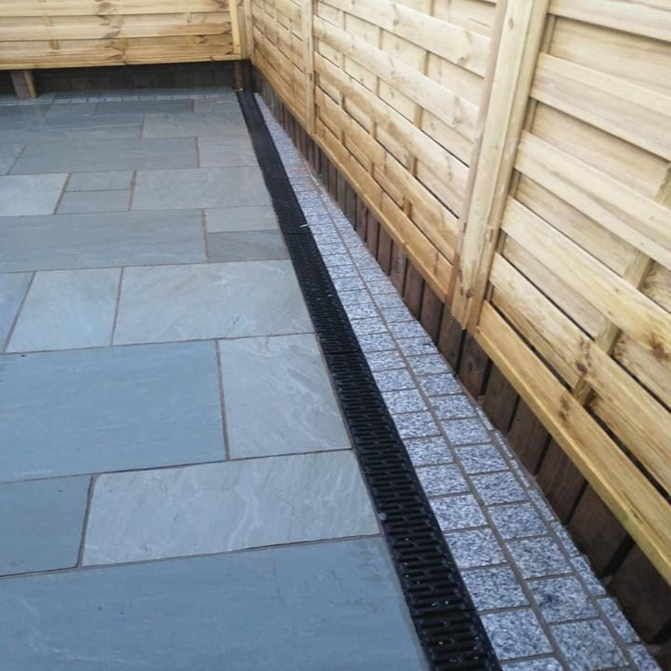Silver Granite Setts 100 x 100 - Flamed & Sawn