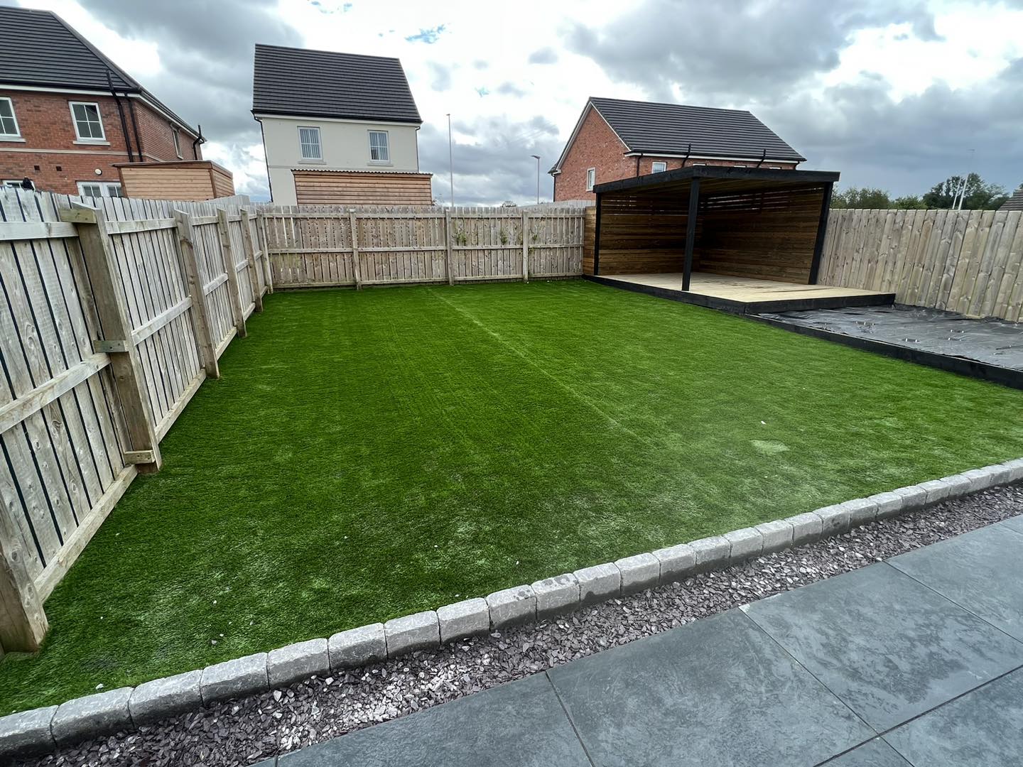 Jewel Range Station Black Porcelain Paving