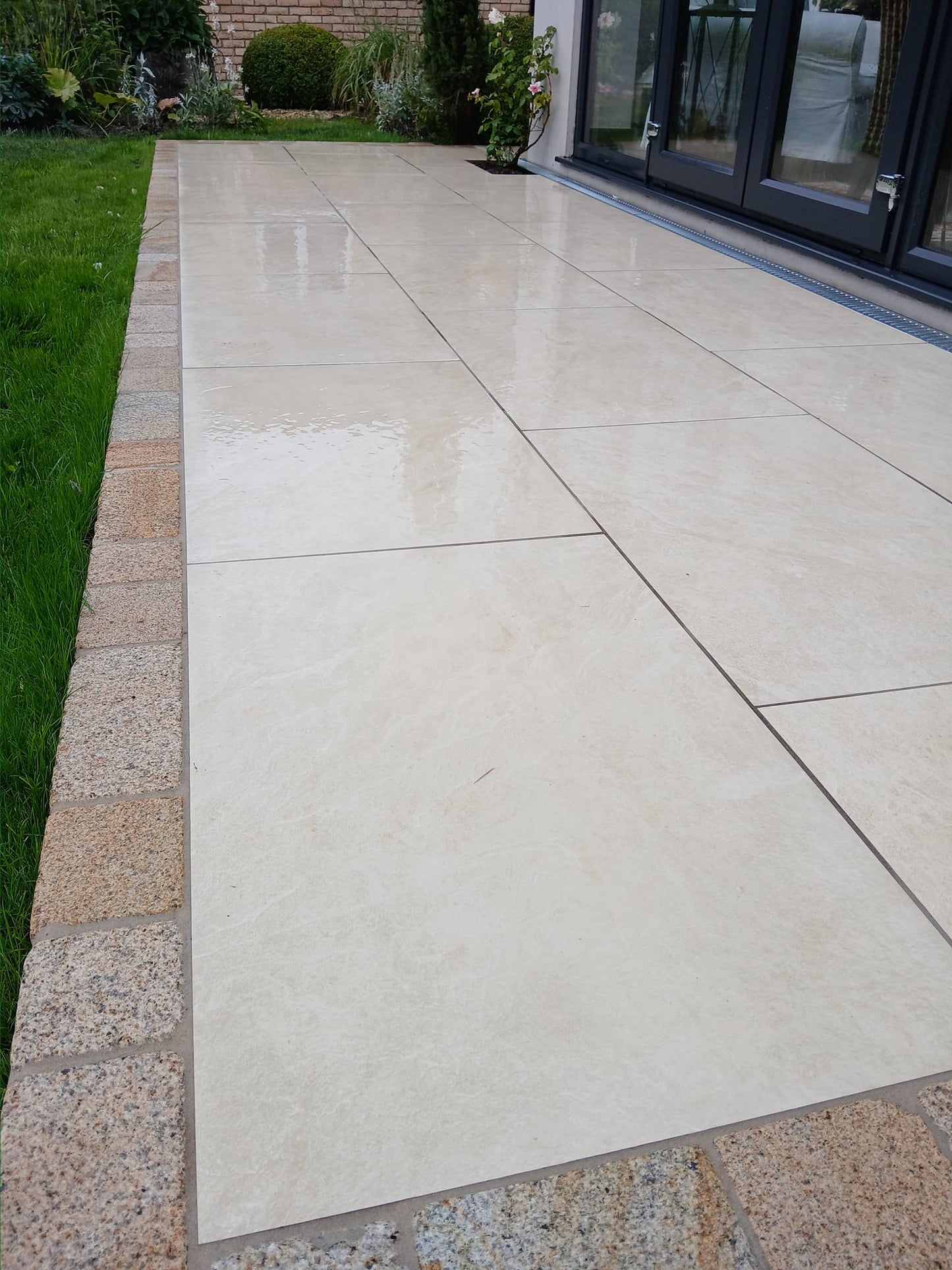 Jewel Range Station White Porcelain Paving