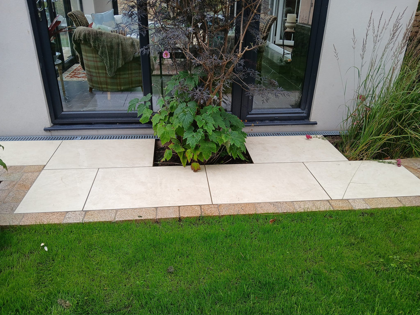 Jewel Range Station White Porcelain Paving