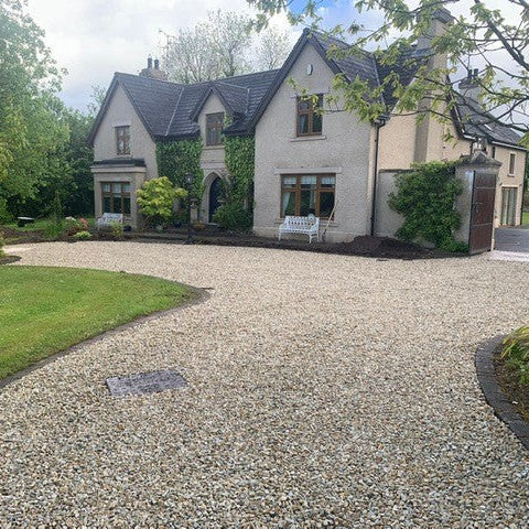 Large house with a gravel driveway featuring 20mm Gold Donegal Quartzite Stone Chipping.