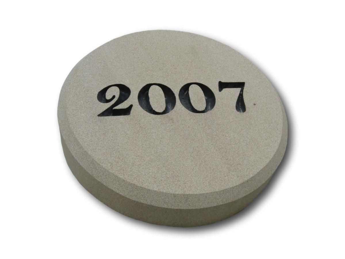 Circular sandstone plaque with the year 2007 engraved. 