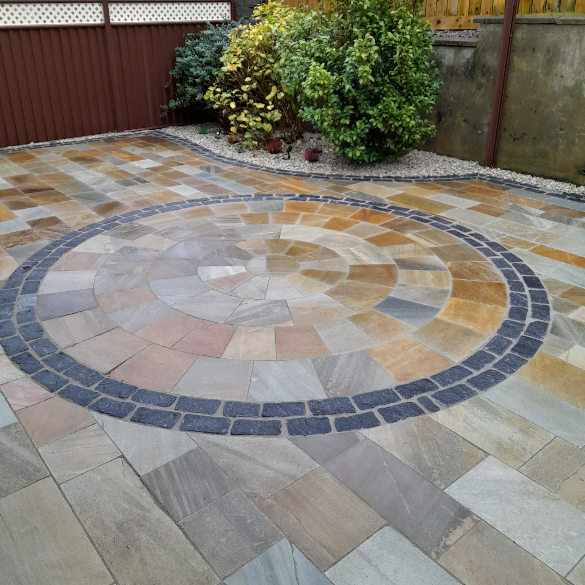 Bespoke Donegal Quartzite Circle bordered by a double row of Black Granite Cobbles in 200 x 100mm size. 