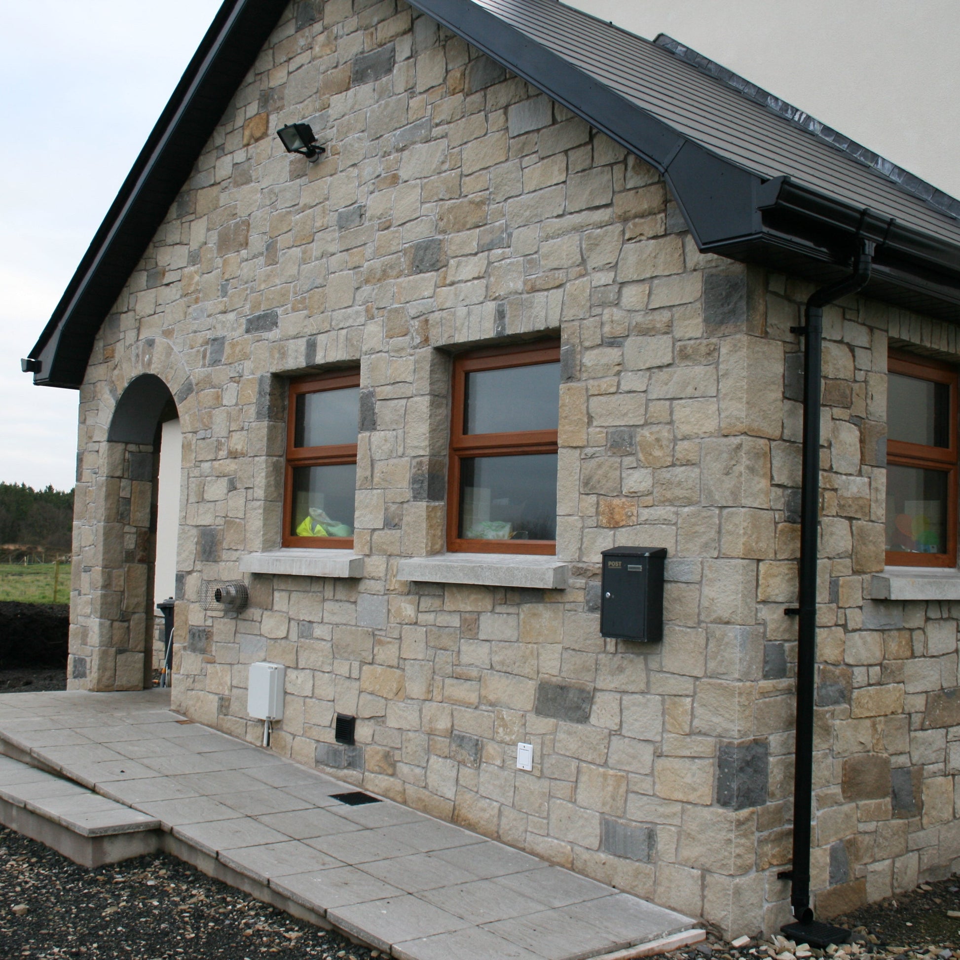 Stone clad house completed using a sandstone blend featuring Blue Grey Sandstone Stoneer Cladding. 