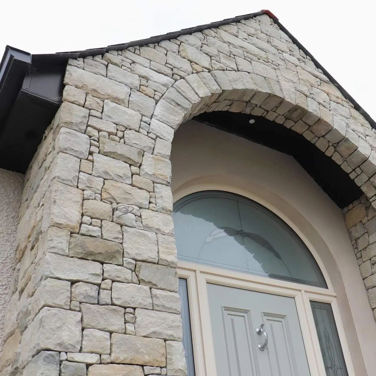 Close up of a stone-clad entrance featuring a stonework mix containing Blue Grey Sandstone.
