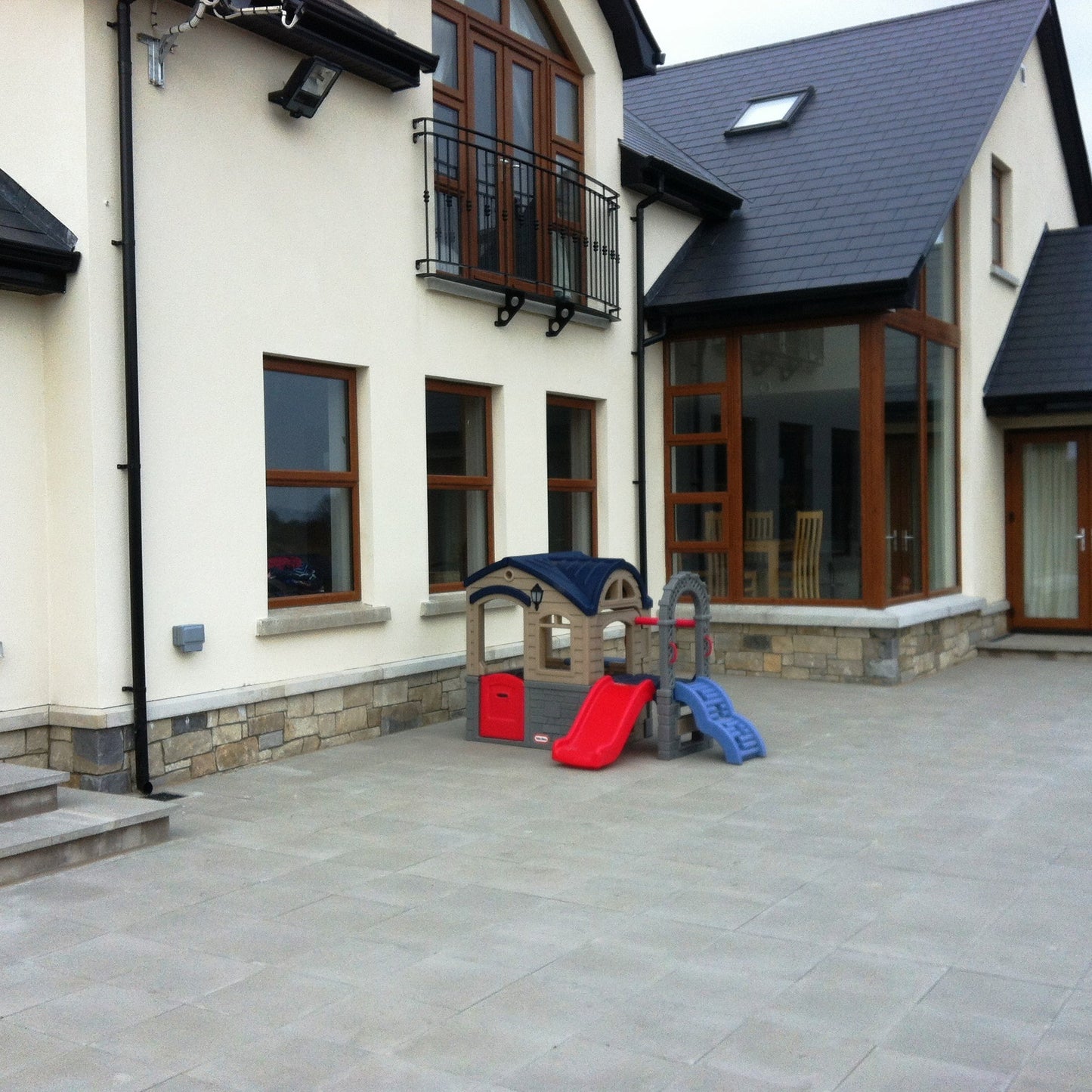 Large house featuring a low stone wall completed in a sandstone mix containing Blue Grey Sandstone Stoneer Cladding. 