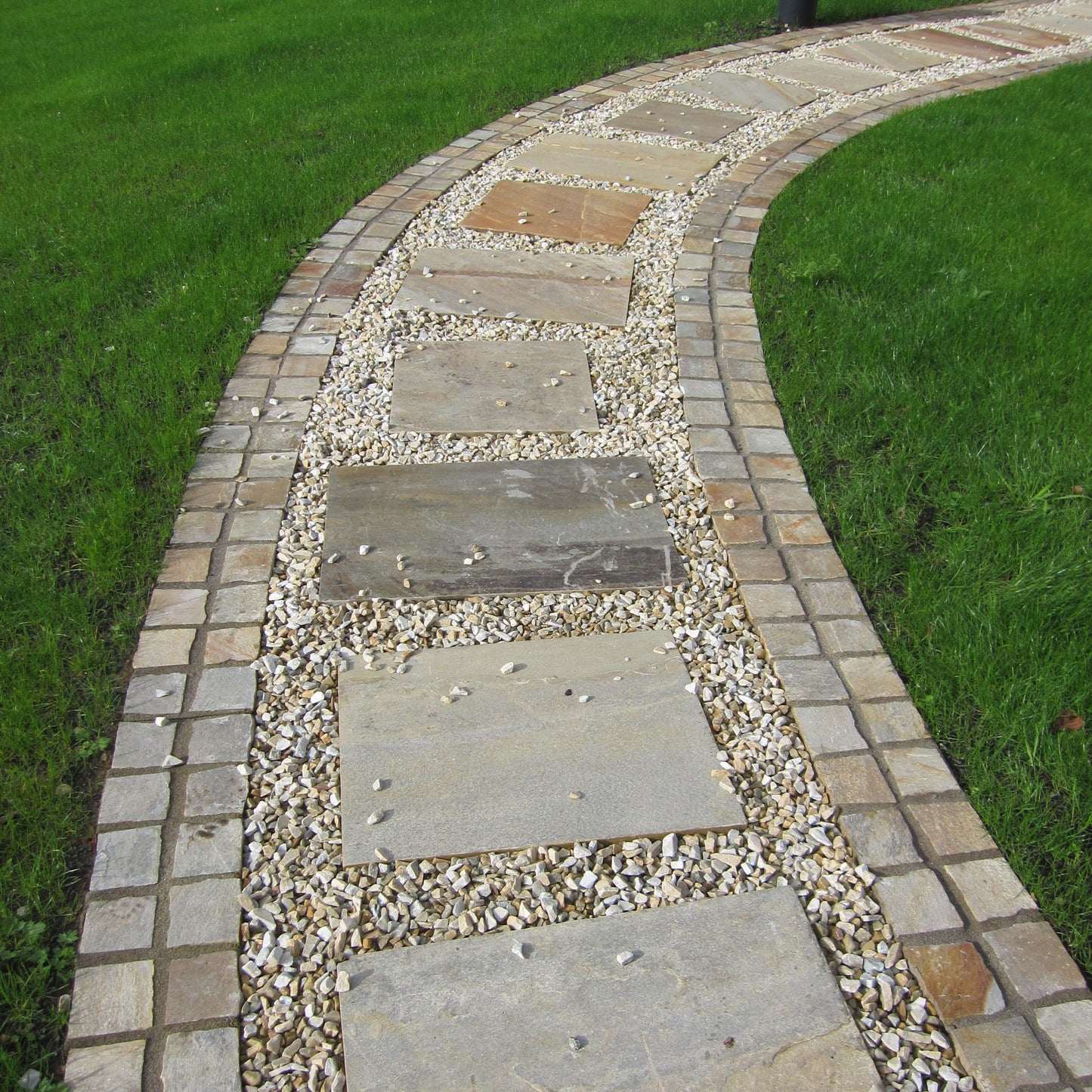 Pathway with stepping stones and natural stone chipping with a double row of Donegal Quartzite Cobbles in 100 x 100mm size. 