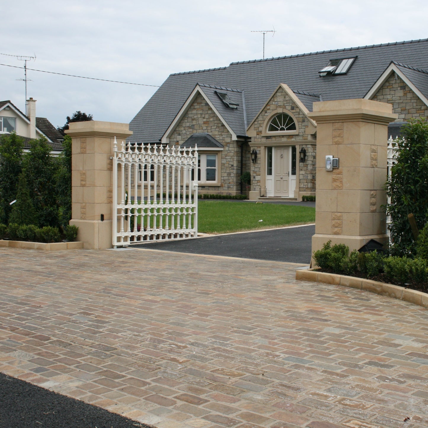 Cobbled driveway entrance completed using Donegal Quartzite Cobbles in 200 x 100mm size. 