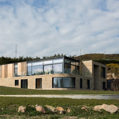 Modern new build completed using our Gold Donegal Quartzite Machined walling stone. 