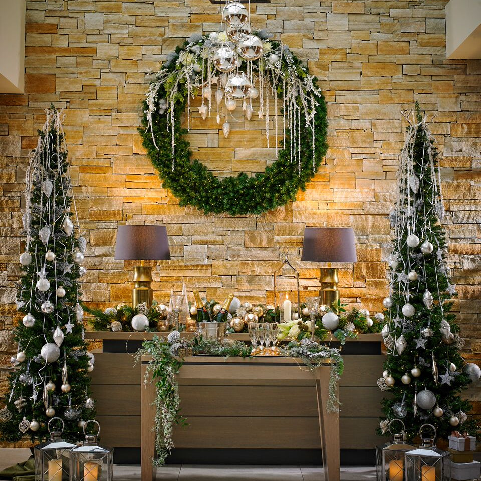 Natural stone façade in hotel lobby completed using 30mm Gold Donegal Quartzite Stoneer Cladding.