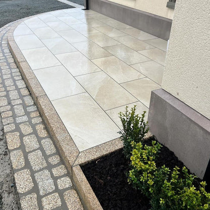Small patio area completed with Gold Granite Kerbing and cobbles. 