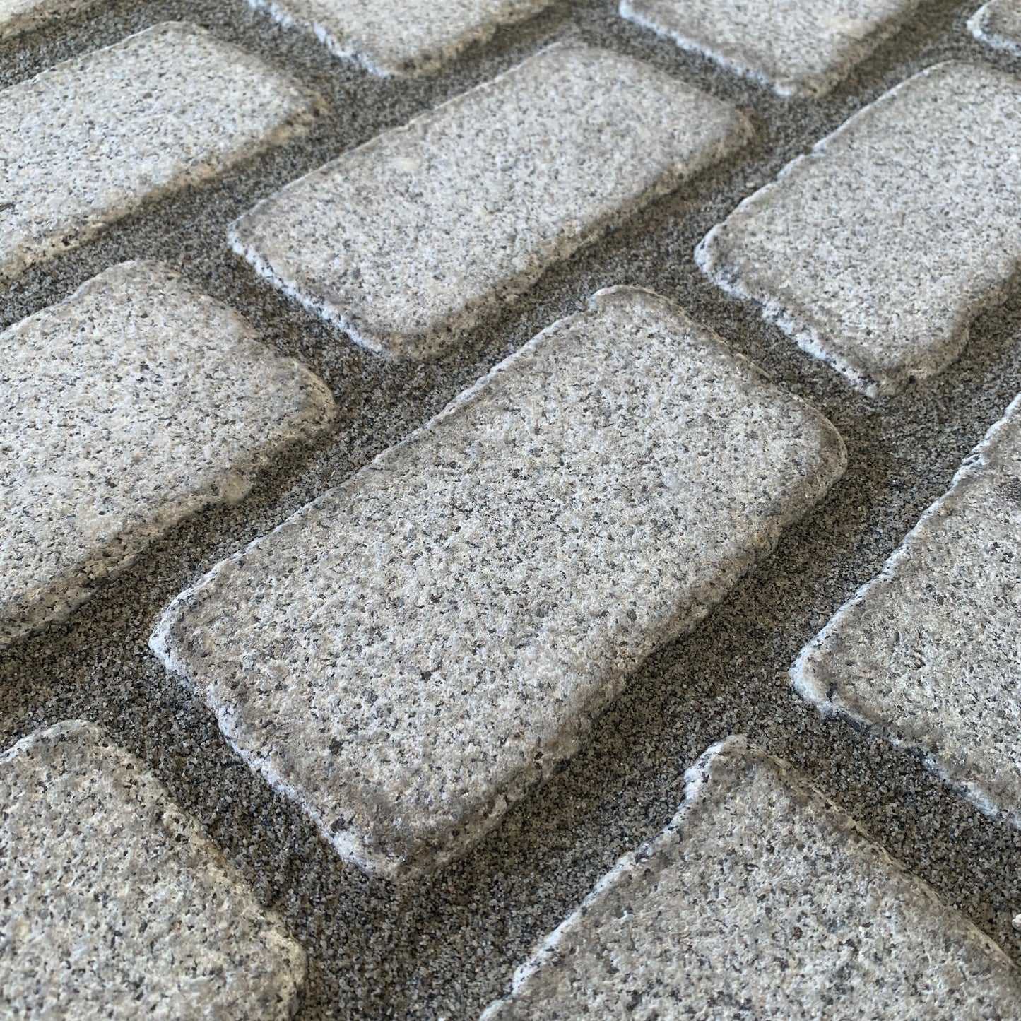 Silver Granite Cobbles grouted with JOINTEX Easy Joint in grey colour. 