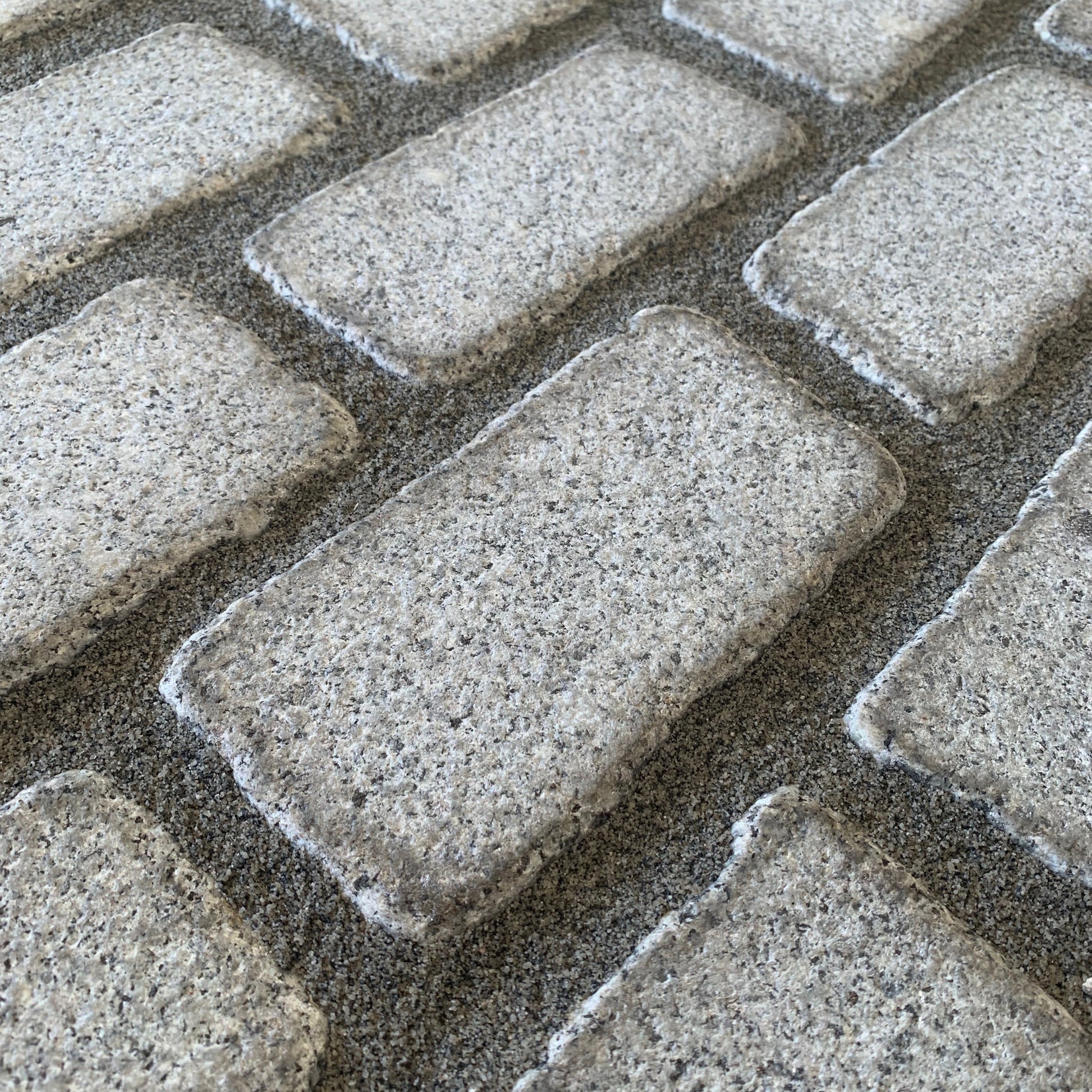 Silver Granite Cobbles grouted with JOINTEX Easy Joint in grey colour. 