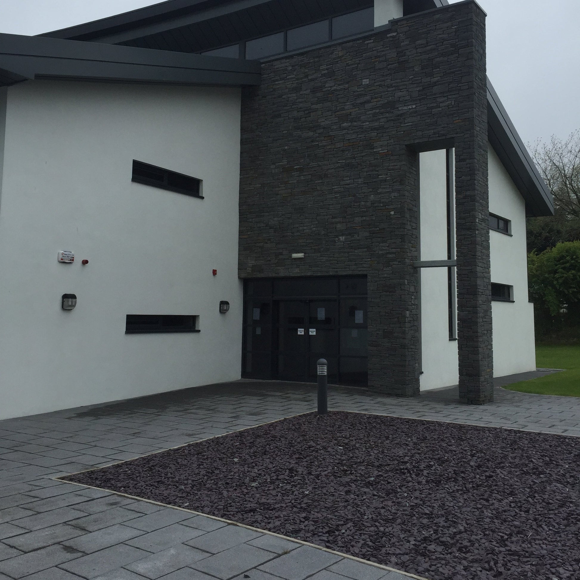 Commercial building with pathway and Plum Slate Mulch Chipping in a square design. 