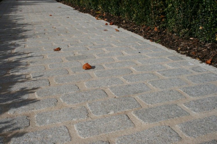 Silver Granite Setts 200 x 100; Split Sides; Lightly Tumbled with a Bush Hammered Top Surface 