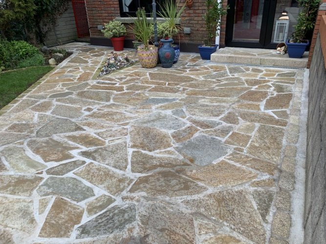 Driveway completed using Donegal Quartzite Crazy Paving 
